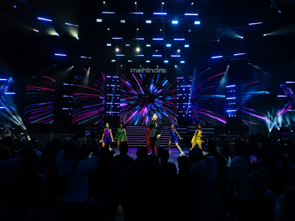 Mahindra Fusion Fest segment Rewind the Revolution featuring Zoë Modiga, Mafikizolo, Kurt Darren and Claire Johnston performing on stage with fashion by Imprint and pop art by Shaun ‘Damn Vandal’ Oakley, captivating the audience with a nostalgic musical experience.